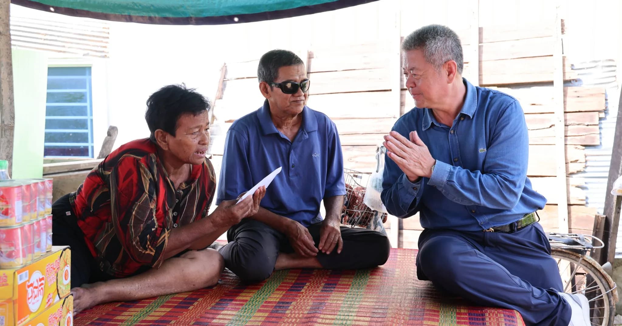អភិបាលខេត្តកណ្តាល ចុះសួរសុខទុក្ខ និងនាំយកអំណោយសម្រាលទុក្ខជូនគ្រួសាររងគ្រោះដោយសារបាក់ច្រាំងទន្លេ នៅស្រុកខ្សាច់កណ្តាល