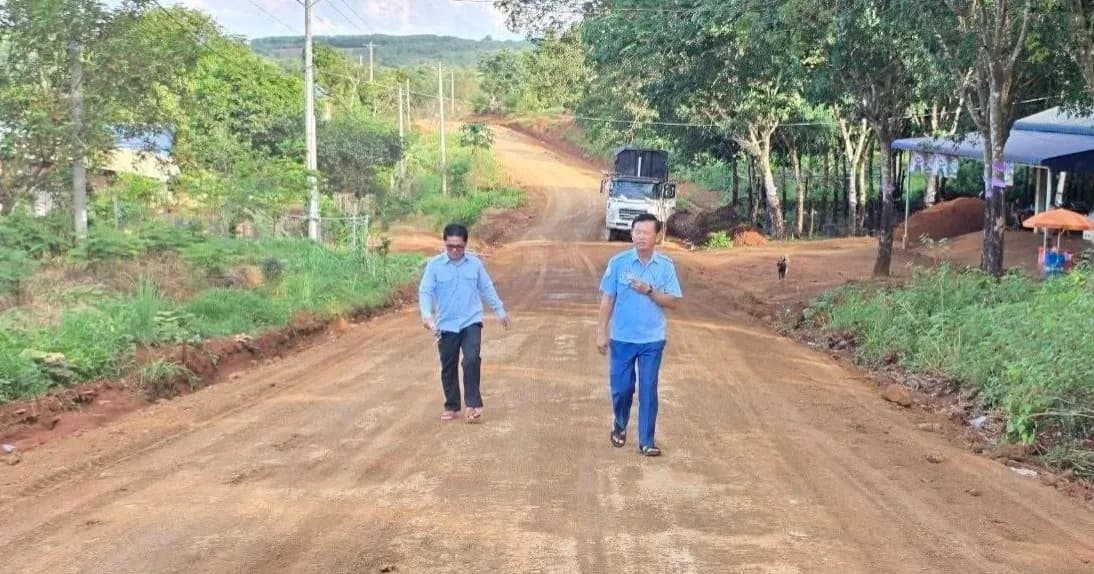 លោក អៀន អឿន ÷ មន្ទីរអភិវឌ្ឍន៍ជនទបខេត្តរតនគិរី កំពុងមមាញឹកជួសជុលផ្លូវ០១ខ្សែ នៅភូមិសាយ៉ស់ ជំរំបីស្រុករម្មណីយដ្ឋានទឹកជ្រោះអូរស៊ិនលែរ៍ ឃុំបាតាង ស្រុកលំផាត់ ឆ្ពោះមកកាន់រម្មណីយដ្ឋានបឹងយក្ខឡោម សង្កាត់យក្ខឡោម ក្រុងបានលុង ខេត្តរតនគិរី សម្រេចបាន៧០%