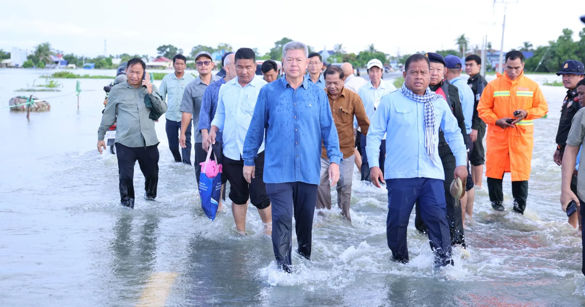អភិបាលខេត្តកណ្តាល ចុះពិនិត្យស្ថានភាពជំនន់ទឹកភ្លៀង និងជំរុញការរំដោះទឹក នៅស្រុកពញាឮ