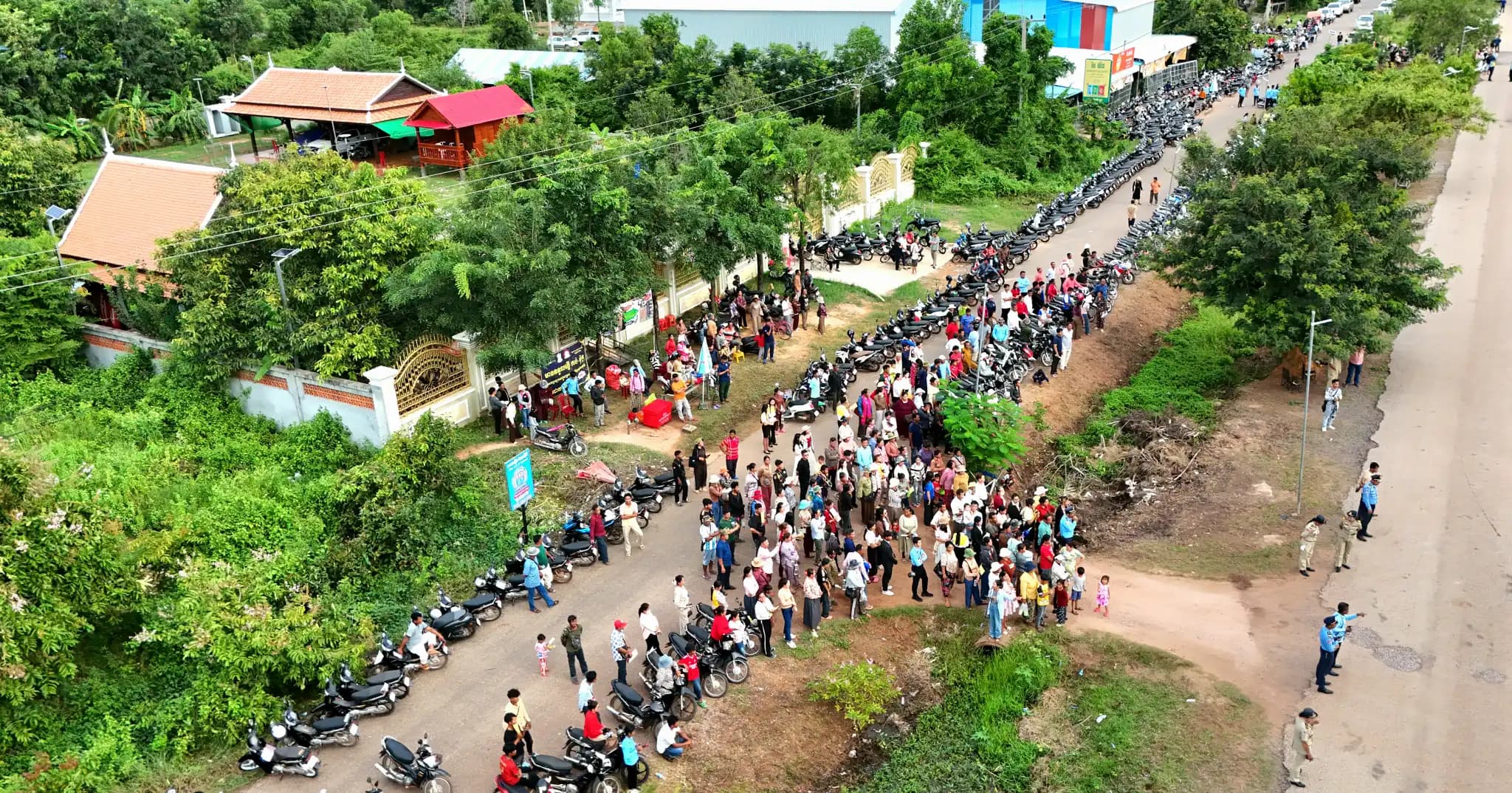 បើកហឹបវិញ្ញាសា និងកាត់វិញ្ញាសាជូនបេក្ខជន ប្រឡងសញ្ញាបត្រមធ្យមសិក្សាទុតិយភូមិ ។