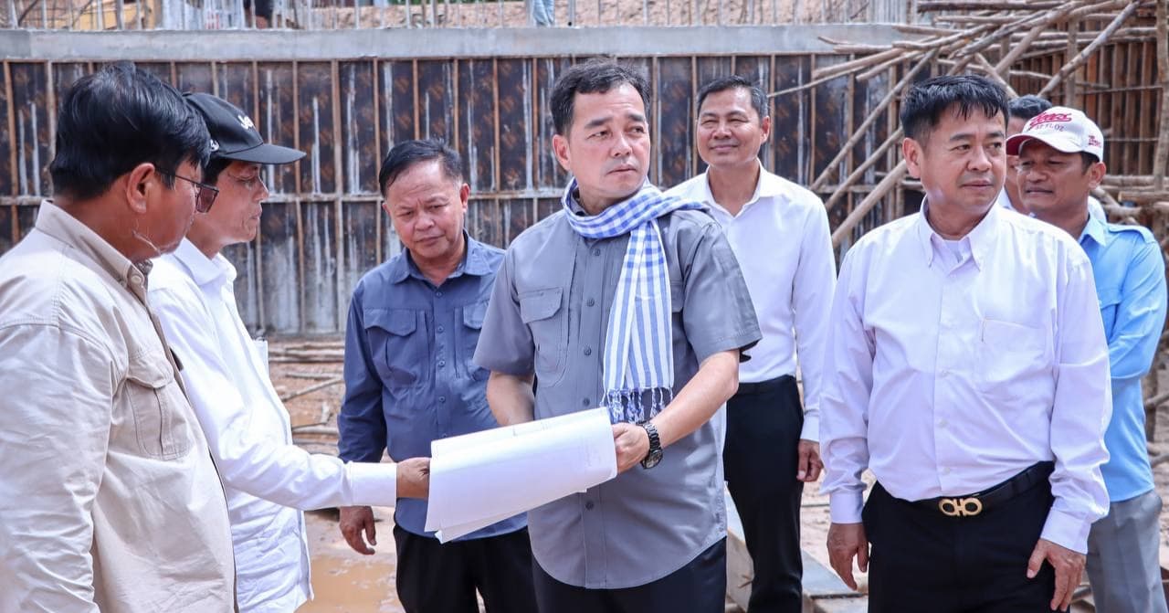 អភិបាលខេត្តកំពង់ចាម ដឹកនាំមន្ត្រីជំនាញចុះពិនិត្យស្ពានបេតុងស្ទឹងឆ្វេង ដែលបានស្ថាបនារួចរាល់