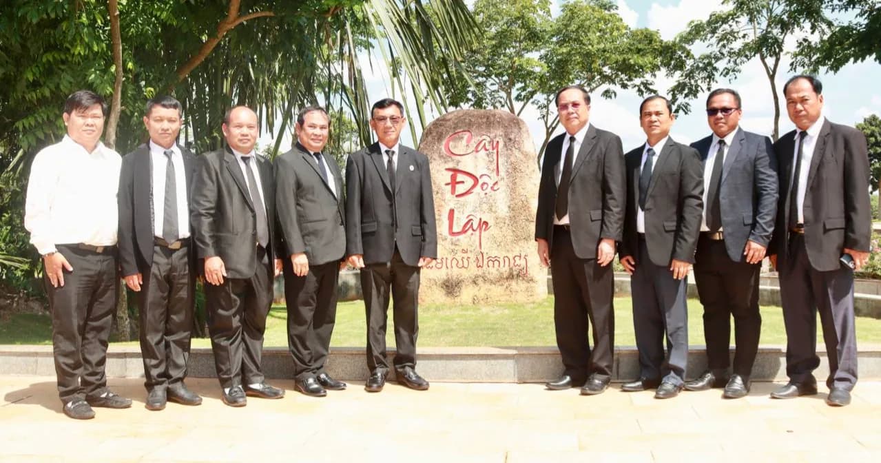 ប្រតិភូខេត្តបន្ទាយមានជ័យ អញ្ជើញចូលរួមគោរពវិញ្ញាណក្ខន្ធ និងដាក់កម្រងផ្កាជូន វីរយុទ្ធជន វីរយុទ្ធនារី កងកម្លាំងប្រដាប់អាវុធសាមគ្គី សង្គ្រោះជាតិកម្ពុជា ស្រុកមេមត់ ខេត្តត្បូងឃ្មុំ