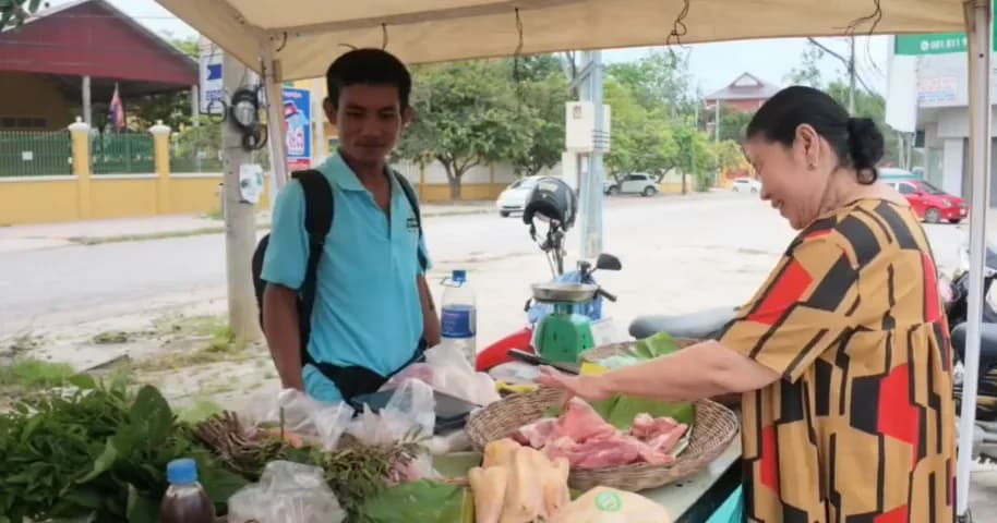 បងប្អូនប្រជាពលរដ្ឋបានចូលរួមគាំទ្រ និងជួយទិញកសិផលក្នុងស្រុក នៅផ្សារផលិតផលខ្មែរ ក្នុងខេត្តបាត់ដំបង