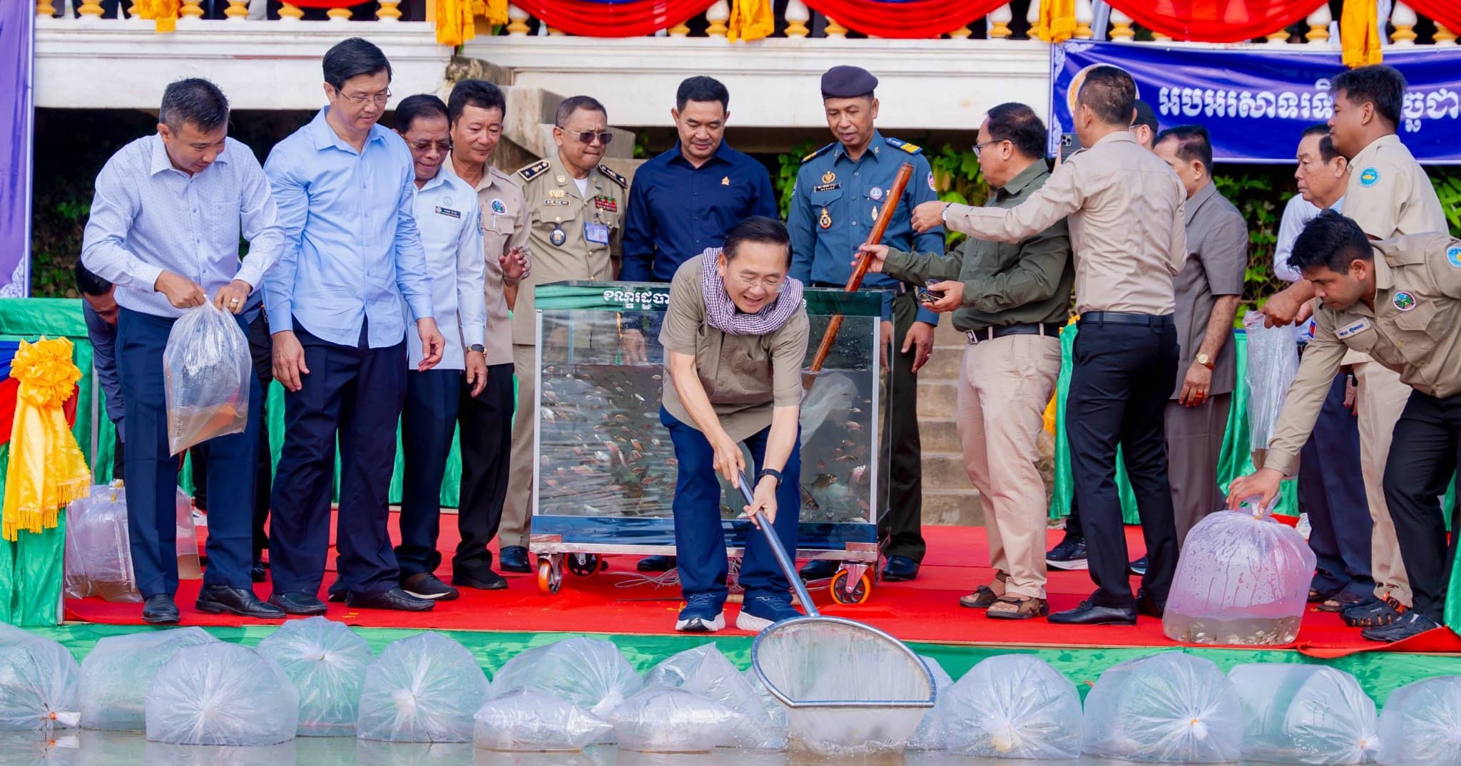 ឯកឧត្តម សុខ លូ អញ្ជើញជាអធិបតីក្នុងពិធីព្រលែងកូនត្រីពូជ និងកូនបង្កងពូជសរុបជាង១០ម៉ឺនក្បាលនៅចំណុចដងស្ទឹងសង្កែ ក្រុងបាត់ដំបង